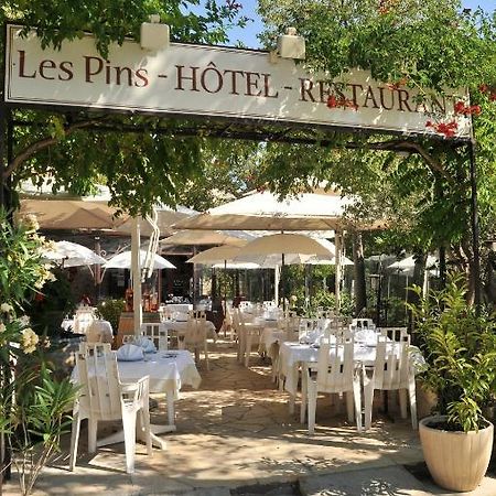 Les Pins Restaurant Et Chambre D'Hotes Sillans-la Cascade Exterior photo