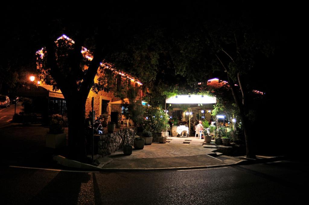 Les Pins Restaurant Et Chambre D'Hotes Sillans-la Cascade Exterior photo