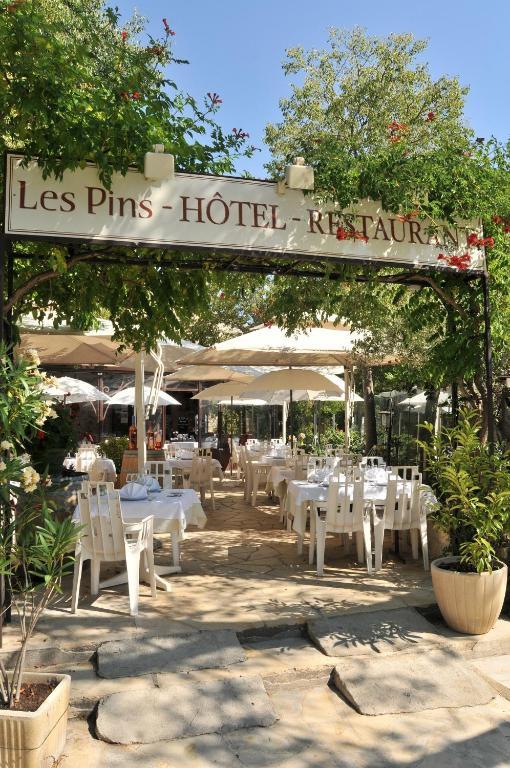 Les Pins Restaurant Et Chambre D'Hotes Sillans-la Cascade Exterior photo