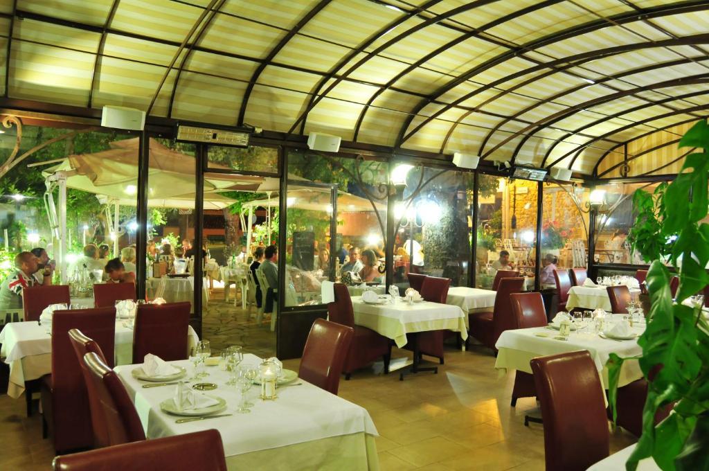 Les Pins Restaurant Et Chambre D'Hotes Sillans-la Cascade Exterior photo