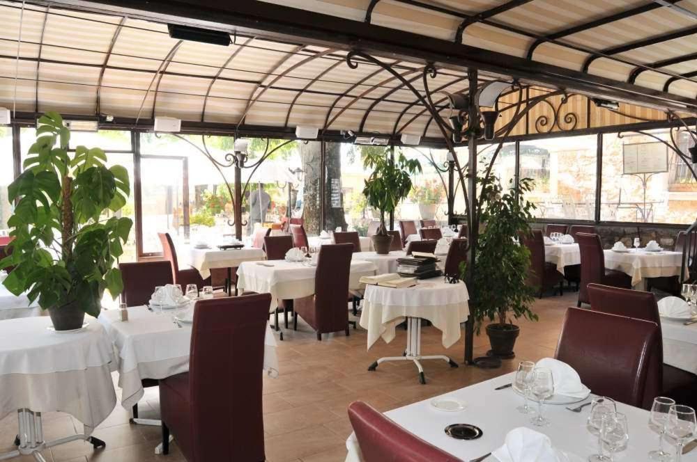Les Pins Restaurant Et Chambre D'Hotes Sillans-la Cascade Exterior photo