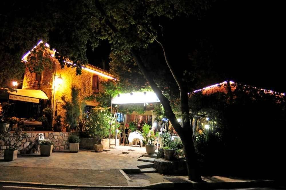 Les Pins Restaurant Et Chambre D'Hotes Sillans-la Cascade Exterior photo