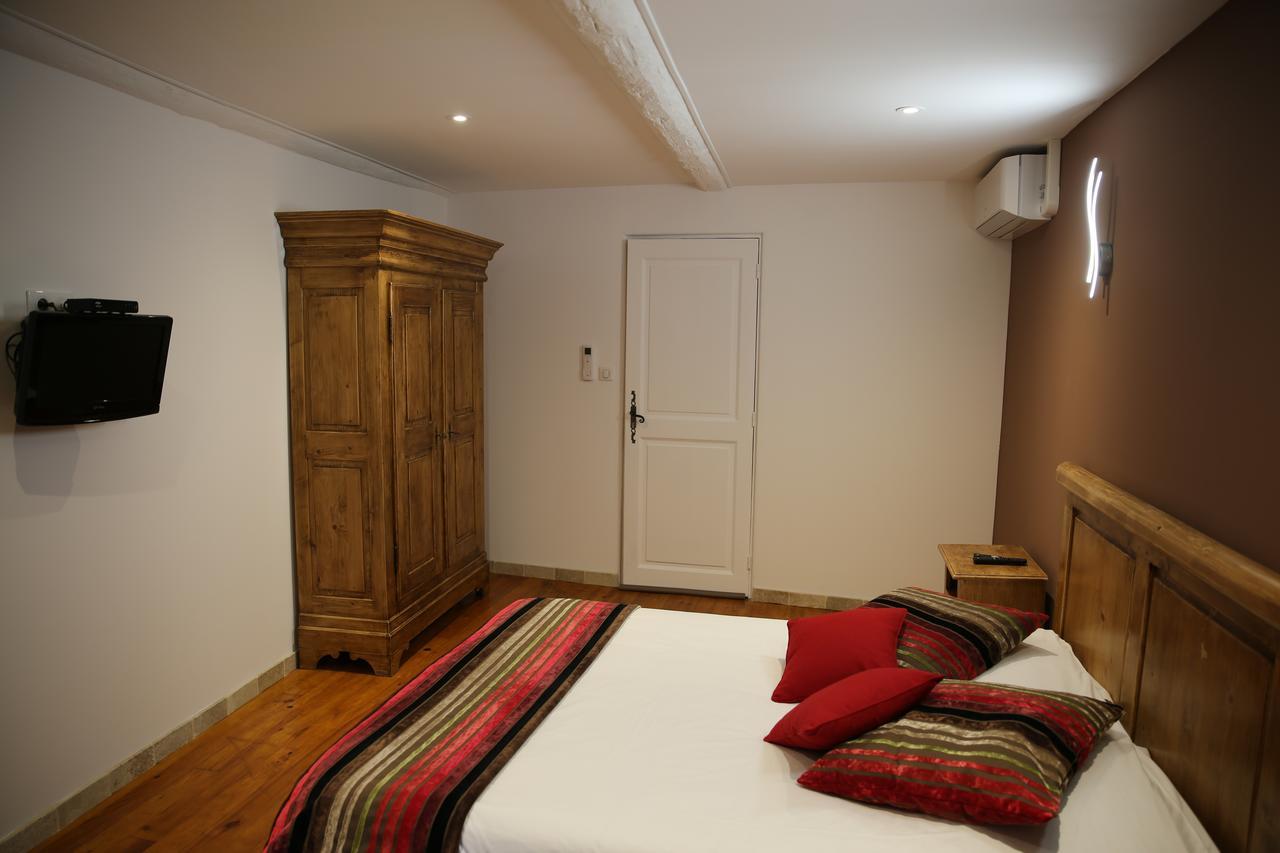 Les Pins Restaurant Et Chambre D'Hotes Sillans-la Cascade Exterior photo