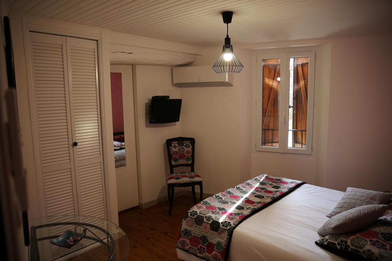 Les Pins Restaurant Et Chambre D'Hotes Sillans-la Cascade Exterior photo