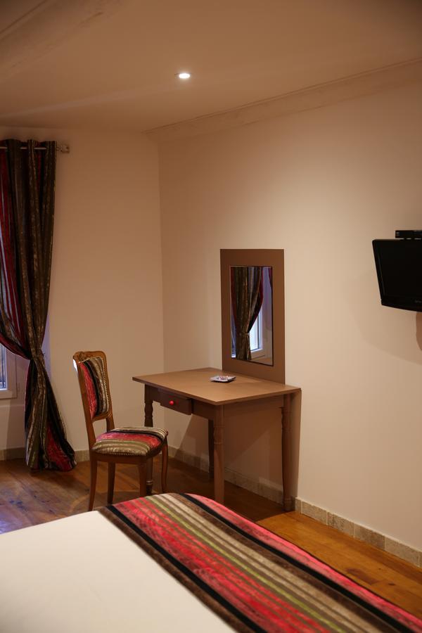 Les Pins Restaurant Et Chambre D'Hotes Sillans-la Cascade Exterior photo