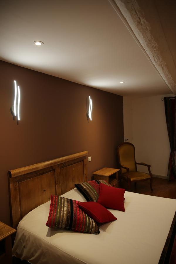 Les Pins Restaurant Et Chambre D'Hotes Sillans-la Cascade Exterior photo